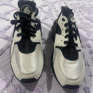 Nike Air Huarache Orca Black and Cream Sneakers 10.5 like new